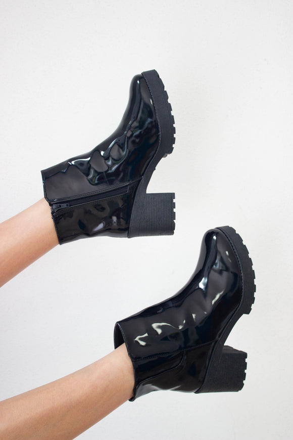 Botas de charol negro