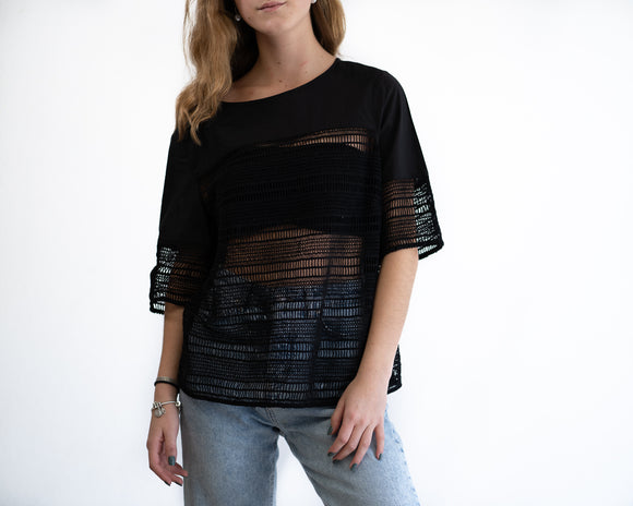 Blusa negra con transparencia y encaje