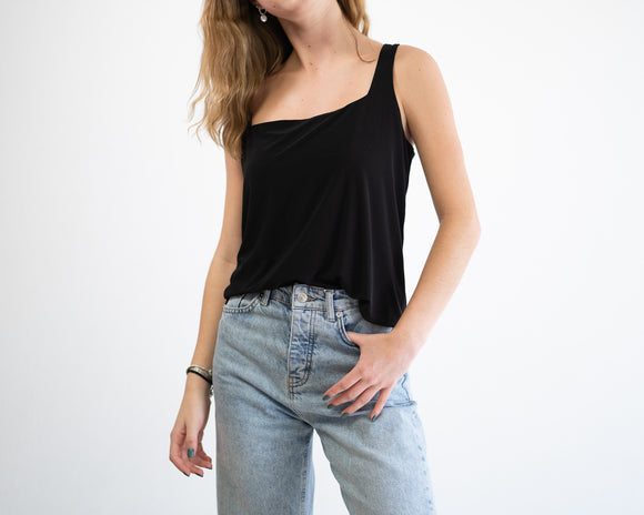 Camiseta negra con detalles en espalda