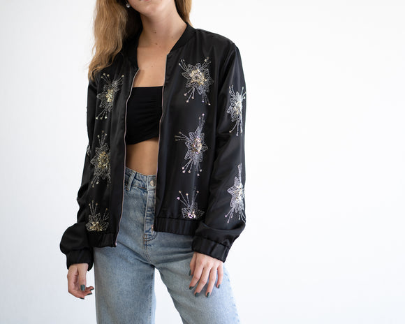 Bomber negra con flores de lentejuela