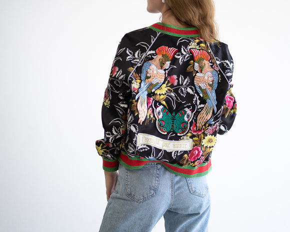 Bomber negra con muchas flores y resortes verdes